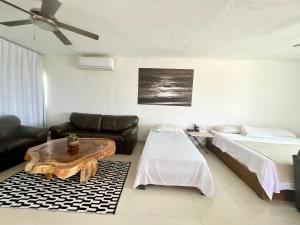 Postel nebo postele na pokoji v ubytování Estudio con WiFi, Netflix y Aire + 2 fotografie