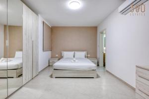 Rooftop Pool Sensations Apartments all with WIFI and AC by 360 Estates客房内的一张或多张床位