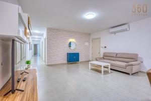 Rooftop Pool Sensations Apartments all with WIFI and AC by 360 Estates的电视和/或娱乐中心