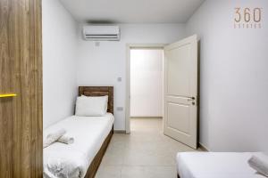 Rooftop Pool Sensations Apartments all with WIFI and AC by 360 Estates客房内的一张或多张床位
