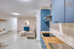 Rooftop Pool Sensations Apartments all with WIFI and AC by 360 Estates的厨房或小厨房