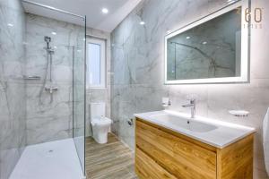 梅利哈Rooftop Pool Sensations Apartments all with WIFI and AC by 360 Estates的带水槽、淋浴和马桶的浴室