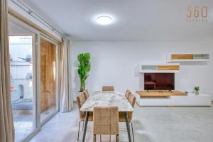 Rooftop Pool Sensations Apartments all with WIFI and AC by 360 Estates的休息区