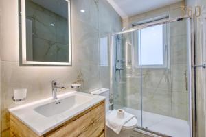 Rooftop Pool Sensations Apartments all with WIFI and AC by 360 Estates的一间浴室