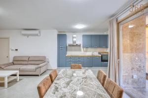 Rooftop Pool Sensations Apartments all with WIFI and AC by 360 Estates的厨房或小厨房