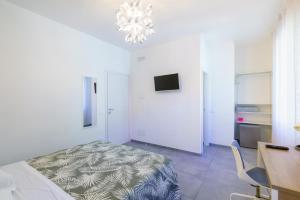 TV a/nebo společenská místnost v ubytování Home + 23 fotografií