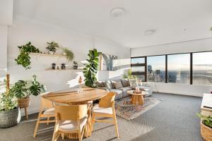 シドニーにあるThe Sky Gardenのテーブルとソファのあるリビングルーム