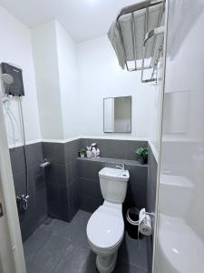 une petite salle de bain avec toilettes et lavabo dans l'établissement Urban Deca Towers Cubao, à Manille