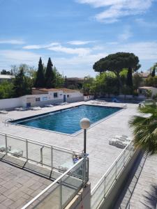 d'un balcon avec vue sur la piscine. dans l'établissement Camping Agde Mobil home 4 places , climatisé, à Agde 7 autres photos