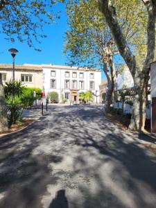 une rue vide devant un bâtiment blanc dans l'établissement Camping Agde Mobil home 4 places , climatisé, à Agde