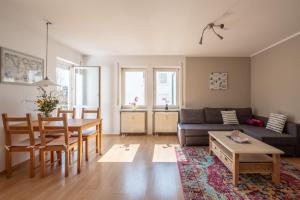 una sala de estar con una mesa y un sofá en Ferienwohnung Ella, en Meersburg 7 fotos más