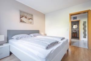 En eller flere senge i et værelse på Ferienwohnung Ella + 14 billeder