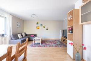 una sala de estar con un sofá y una mesa en Ferienwohnung Ella, en Meersburg