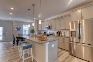 Η κουζίνα ή μικρή κουζίνα στο New Coastal Gem Steps to MD & DE Beaches 2-Car garage Sleeps 12