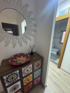 einen Spiegel auf der Kommode in einem Zimmer in der Unterkunft Apartamento del Azahar in Playa de Gandia