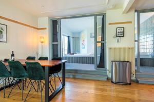 ベルゲン・アーン・ゼーにあるWind - Modern beach houseのテーブルと緑の椅子のあるダイニングルーム