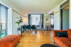 ベルゲン・アーン・ゼーにあるWind - Modern beach houseのソファとテーブルのあるリビングルーム