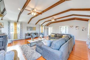 Una sala de estar con dos sofás y una chimenea. en Game Room, Deck and Fire Pit Covington Township Gem, en Daleville