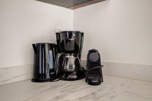 a blender sitting on top of a counter at Kiekendief I Gerenoveerd Huisje in Scandinavische Stijl in Zwiggelte