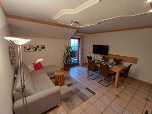 TV a/nebo společenská místnost v ubytování Ferienhaus-Birgit-Gerald-Reinbacher