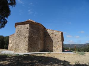 eine Backsteinmauer mit einem Dach darüber in der Unterkunft Casa Rural del Rio in La Nava