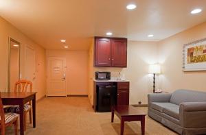 Кухня или мини-кухня в Holiday Inn Express Hotel & Suites Los Angeles Airport Hawthorne by IHG
