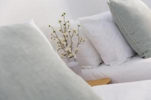Katil atau katil-katil dalam bilik di Harts Loft - On Beach - Panoramic Sea Views - By Harbour