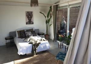 une chambre avec un lit et une grande fenêtre dans l'établissement Tropical Spirit House, à Marignane 20 autres photos
