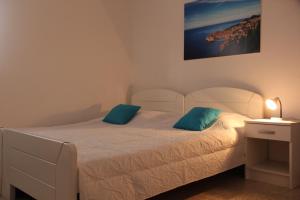 En eller flere senger på et rom på Apartments Nika Mlini