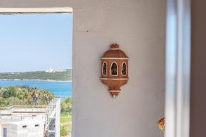 una luce su una parete con vista sull'oceano di -Vista Mare e Piscina- Dimora di alta classe per 6 a Liscia di Vacca