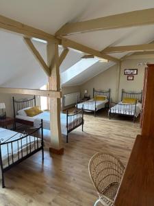 Habitación con 4 literas en un edificio en Villa Natura, en Dolsk 45 fotos más