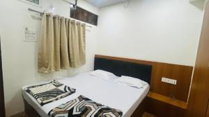 Ένα ή περισσότερα κρεβάτια σε δωμάτιο στο Mahashivaya Guest House