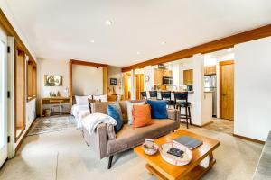 Nhà bếp/bếp nhỏ tại Hike, Sled and Ski! Cozy Tahoe City Condo with Hot Tub