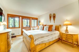 Giường trong phòng chung tại Hike, Sled and Ski! Cozy Tahoe City Condo with Hot Tub +23 ảnh