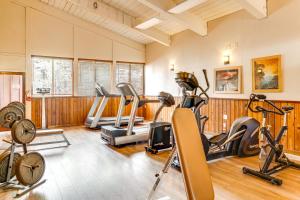 Phòng/tiện nghi tập thể dục tại Hike, Sled and Ski! Cozy Tahoe City Condo with Hot Tub