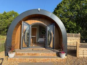 霍尔斯沃西Luxury Glamping Pods with private Hot Tubs - Dog Friendly的带有露台和卧室的圆形圆顶房屋