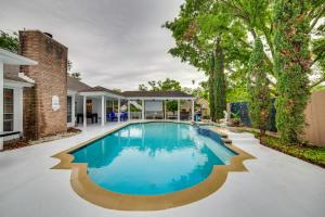 RowlettRowlett Escape with Fire Pit and Lake Views的房子后院的游泳池