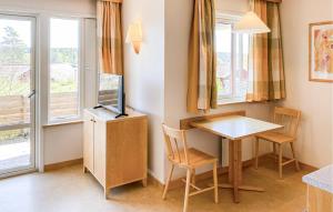 Un pequeño comedor con una mesa y un televisor. en Nice Home In Hokjönköpingskillingaryd, en Svenstorp
