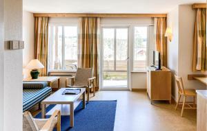 una sala de estar con un sofá y una mesa en Nice Home In Hokjönköpingskillingaryd, en Svenstorp