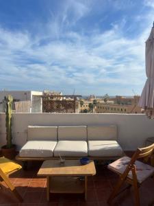 a couch sitting on top of a roof at Habitación privada LA ALCAZABA A TUS PIES in Almería