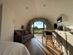 TV a/nebo společenská místnost v ubytování Luxury Glamping Pods with private Hot Tubs - Dog Friendly