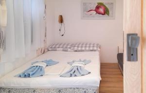 Ένα ή περισσότερα κρεβάτια σε δωμάτιο στο 1 Bedroom Nice Apartment In Gabonjin