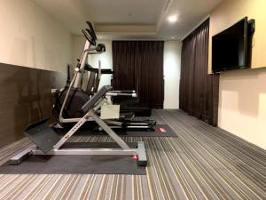 a hotel room with a gym with a treadmill at de rěve Express Hotel in Chiayi City
