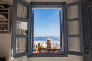 d'une fenêtre avec vue sur un balcon. dans l'établissement Maryloujohn Villas Oia, à Oia