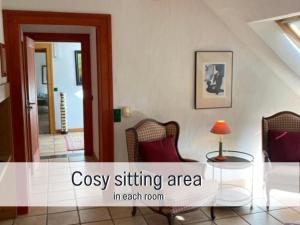 Posezení v ubytování PAULIS cozy 4-bedroom vacation home - with 4 bathrooms sun terrace & sauna, nice to hike & bike, to chil & meet