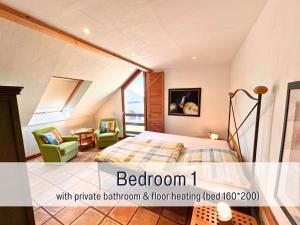 Postel nebo postele na pokoji v ubytování PAULIS cozy 4-bedroom vacation home - with 4 bathrooms sun terrace & sauna, nice to hike & bike, to chil & meet