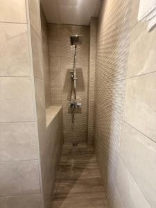 ein Badezimmer mit ebenerdiger Dusche mit in der Unterkunft 4vitas home in Bollullos de la Mitación