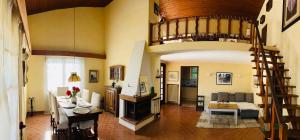Una sala de estar con una escalera que conduce a una habitación. en Maison typique Provençale, en Seillans