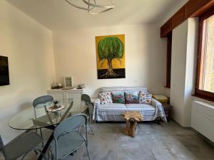 a living room with a couch and a glass table at Castelli di sabbia in Levanto