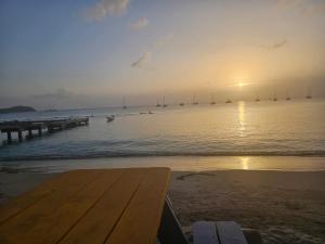 un tramonto sull'oceano con barche in acqua di One Love Motel a Gros Islet